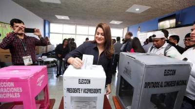 La ministra de Relaciones Exteriores de Honduras, María Dolores Agüero, cuando ejerce el sufragio el 12 de marzo de 2017 en Tegucigalpa. EFE