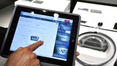 A woman arrives at the entrance of the upcoming IFA, the world's leading trade show for consumer electronics and home appliances, in Berlin on August 29, 2018. / AFP PHOTO / Tobias SCHWARZ