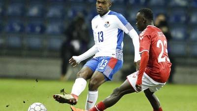 El panameño Adolfo Machado es marcado por el danés Pione Sisto. Foto AFP