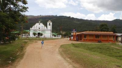 Atraso. Calles de tierra en el municipio de Jocón, departamento de Yoro. A estas zonas se dará prioridad.