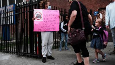 Padres de estudiantes protestan en una escuela de Nueva York ante el uso de instalaciones como albergues para migrantes.