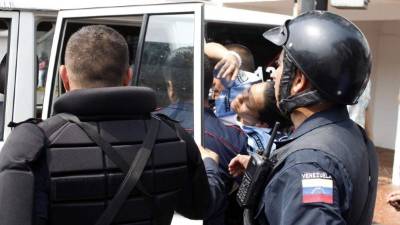 Una policía herida es trasladada en ambulancia al hospital tras las violentas protestas en Táchira.
