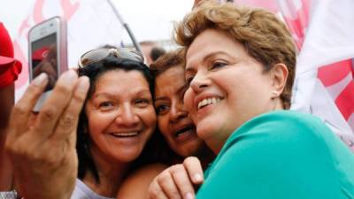 La presidenta de Brasil, Dilma Rousseff, se fotografía con unas seguidoras.