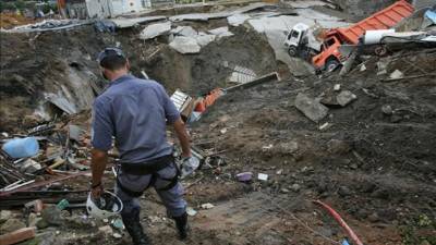Un bombero participa en las labores de rescate de las victimas de un accidente de autobus registrado en Sao Paulo. EFE/Archivo