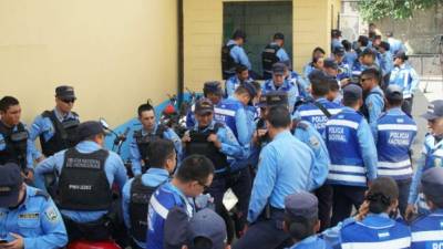 Policías reunidos en Ballena por la crisis electoral que sacude a Honduras.