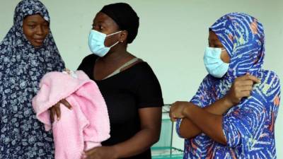 Inmigrantes africanas mientras descansan en El Hogar de la Esperanza el pasado 5 de mayo, en el municipio de Choluteca (Honduras). Salir de África en estado de embarazo y luego cruzar varios países de América con el fin de llegar a EE.UU. ha marcado a Patou Matabinta Diallo y Lubabatu Amadou, dos inmigrantes africanas que en el camino han conocido, una la pérdida de su bebé en Panamá, y la otra dar a luz en Honduras. EFE/ Germán Reyes