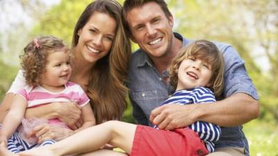 Las parejas que desean adoptar un hijo deben asistir a numerosas entrevistas y demostrar que pueden ofrecer un hogar seguro al pequeño.