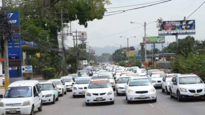 Los conductores salieron en caranava desde el bulevar del norte a la 3 avenida de San Pedro Sula.