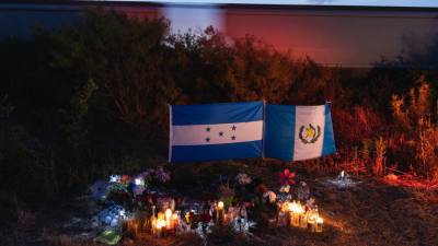 Un memorial permanece en el lugar donde fue encontrado el tráiler con los 53 migrantes fallecidos.