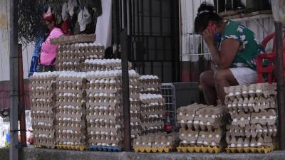 Una mujer vende huevos en un mercado, en Tegucigalpa.