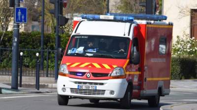 Un vehículo de emergencia lleva a pacientes con Covid-19 en Burdeos, Francia. Foto: AFP