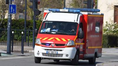 Un vehículo de emergencia lleva a pacientes con Covid-19 en Burdeos, Francia. Foto: AFP