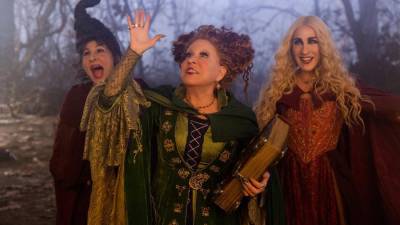 Fotografía cedida por Disney Enterprises donde aparecen de izquierda a derecha Kathy Najimy como Mary Sanderson, Bette Midler como Winifred Sanderson, y Sarah Jessica Parker como Sarah Sanderson, durante un fragmento de la película “Hocus Pocus 2”.