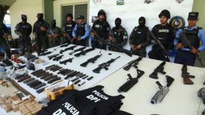 Las fuerzas de seguridad de Honduras decomisaron hoy en una barriada del norte del país un arsenal que supuestamente pertenece a una pandilla y capturaron a un hombre encargado de custodiarlo, informó una fuente oficial.