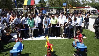 El Presidente Hernández y autoridades patronales y municipales hicieron el corte de cinta. Fotos: Wendell Escoto