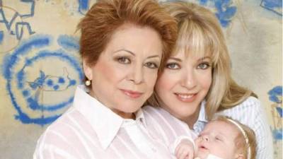 Doña Ofelia Fuentes y su hija Edith González en una foto de archivo.