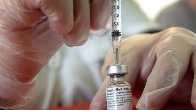 Una profesional de la salud prepara una dosis de la vacuna contra la covid-19 de Pfizer-BioNTech .