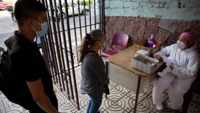 Dos personas llegan en busca de asistencia a un centro salud de pública en Tegucigalpa, el 12 de enero de 2021. EFE/Gustavo Amador