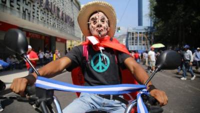 Los trabajadores de Honduras salieron a conmemorar su día cantando consignas, llevando pancartas y hasta con vestidos de manera curiosa. Este capitalino recorrió las calles de manera peculiar en medio de las personas que se movilizaban. Fotos Andro Rodríguez/Amílcar Izaguirre/José Cantarero.