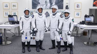 Fotografía cedida por la NASA donde aparecen los astronautas: Jessica Watkins, Bob Hines, Kjell Lindgren y Samantha Cristoforetti, durante el ensayo general seco SpaceX Crew-4.