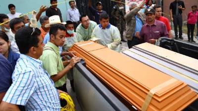 Los familiares de las víctimas cuando trasladaban ayer sus cuerpos a Choloma en horas de la tarde. Fotos: Jordan Perdomo Y José Cantarero.