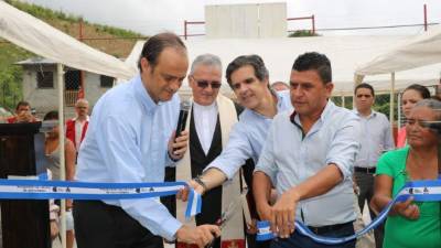 El embajador Miguel Albero y otras autoridades en la inauguración de la cancha.