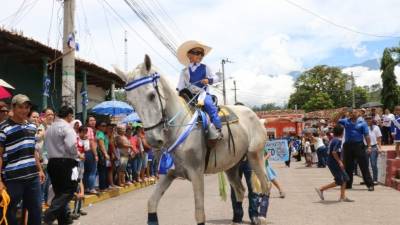 Este pequeño llamó la atención al montar este caballo durante los desfiles.