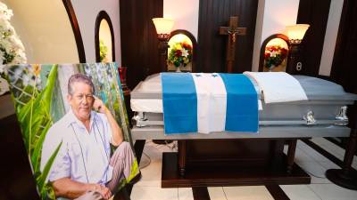 Así lucía el féretro donde reposan los restos del cantautor hondureño Moisés Canelo.