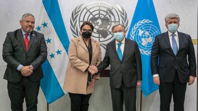 Xiomara Castro y el secretario general de la ONU en la firma del memorándum de entendimiento para instalar una comisión anticorrupción en Honduras.