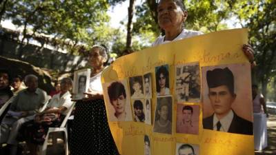 ES4004. SAN SALVADOR (EL SALVADOR) 2/11/2017.- Fotografía realizada el 1 de noviembre de 2017. Familiares de asesinados y desaparecidos durante el conflicto armado en El Salvador celebran acto ecuménico para honrar su memoria. Sofía le dedica una canción de tumba a sus familiares, les lleva flores, les llora, pero no en la normalidad de un Día de Muertos, ante una cruz o una lápida, porque ella es parte de la legión de víctimas de la guerra civil salvadoreña (1980-1992) que siguen sin conocer el paradero de los suyos. EFE/Rodrigo Sura