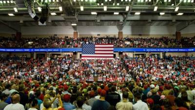 El presidente de los Estados Unidos, Donald J. Trump (c), en un mitin de Make America Great Again este martes, 2 de octubre. EFE