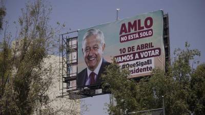 Fotografía que muestra un anuncio en apoyo a la consulta de revocación del presidente de México, Andrés Manuel López Obrador, el 26 de marzo de 2022, en Ciudad de México (México).