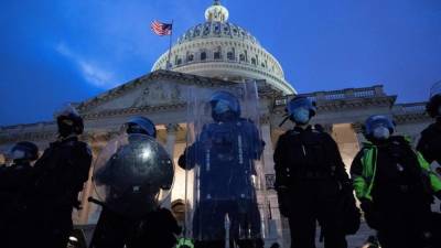 El Capitolio de EE.UU. fue despejado este miércoles y se restableció la seguridad en su interior, más de tres horas después de que cientos de seguidores del presidente Donald Trump irrumpieran en él por la fuerza, afirmaron los sargentos de armas del Congreso, encargados de su seguridad. EFE
