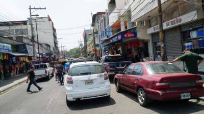 En la 5 avenida sur y 6 calle sur, cerca de la avenida Los Leones, los comerciantes y compradores se toman dos carriles para aparcar, lo que imposibilita el paso fluido.
