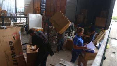 Personal en la aduana La Mesa, de San Pedro Sula, mientras revisaba ayer el contenido de un contenedor. Foto: Yoseph Amaya