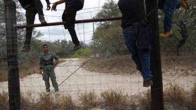 De los 34,463 indocumentados que cruzaron la frontera de México a Estados Unidos en junio de este año y que fueron detenidos, 4,809 son menores no acompañados; el resto, adultos.