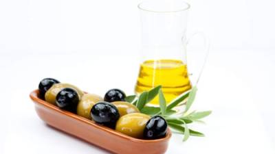 Entre las grasas saludables que puede consumir está el aceite de oliva.