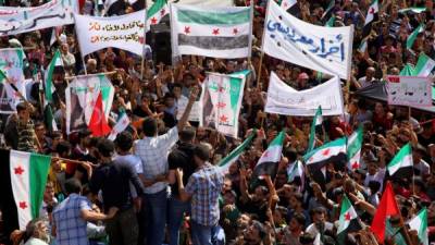 Manifestación organizada por la oposición siria en la localidad de Saraqeb, en la provincia norteña de Idlib, último bastión opositor en Siria, tras el acuerdo temporal alcanzado por Turquía y Rusia el pasado mes de septiembre. EFE/Archivo