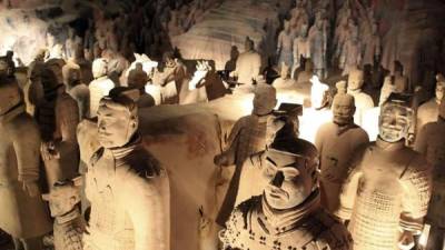 Unas 150 réplicas exactas de los guerreros de Xian, el ejército de terracota que hizo moldear hace 2.200 años el primer emperador de China, en un museo de Bilbao. EFE/archivo