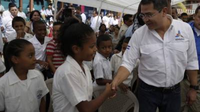 El presidente Hernández saludó a los niños.