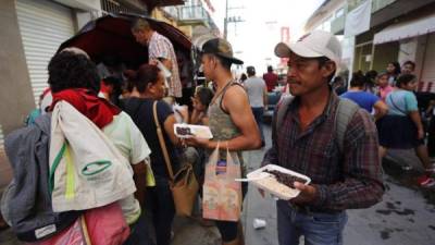 Los migrantes recibieron alimentos de voluntarios mexicanos esta mañana./AFP.