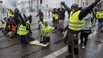Los barrios acomodados del oeste de París vivieron el sábado una vez más la acción de los vándalos, que vinieron, aprovechando la manifestación de los 'chalecos amarillos', a reventar y saquear las tiendas bajo la mirada inquieta de los vecinos. Imagen AFP.