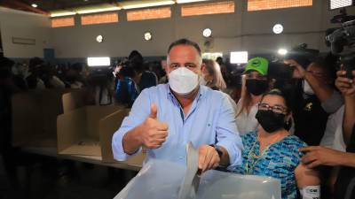 Armando Calidonio se presentó a la escuela Valle de Sula, de la col. Jardines del Valle, San Pedro Sula, para ejercer su voto.