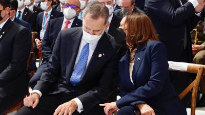 El Rey español Felipe VI hablando con la Vicepresidenta de EE. UU. Kamala Harris durante la ceremonia de toma de posesión de la presidenta electa de Honduras, Xiomara Castro.