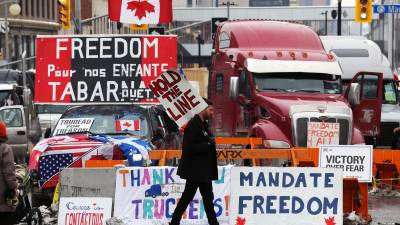 Cientos de manifestantes mantienen bloqueos en Ottawa desde hace más de diez días exigiendo el fin del pasaporte sanitario y las restricciones anticovid.
