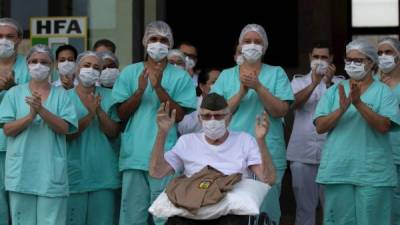 El excombatiente del Ejército durante la Segunda Guerra Mundial, el Sr. Ermando Armelino Piveta de 99 años, es dado de alta después de superar el COVID-19 en el Hospital de las Fuerzas Armadas (HFA), en la ciudad de Brasilia.