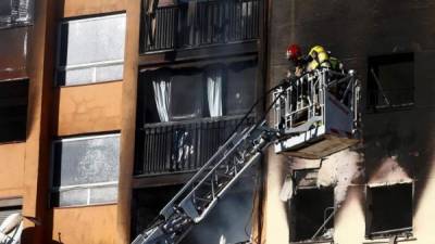 Los Bomberos han logrado controlar el incendio en un edificio de diez plantas en Badalona (Barcelona) que hoy ha causado tres muertos y una quincena de heridos, entre ellos un bebé en estado crítico. EFE