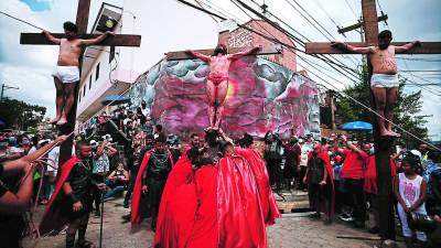 Imposible no llorar o estremecerse al ver el impresionante cuadro vivo de la parroquia El Calvario, donde jóvenes y personas adultas se involucran de lleno para revivir el sacrificio del Hijo de Dios en su camino a la cruz.