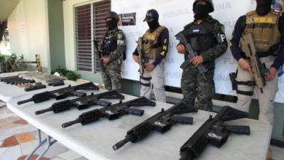 Los fusiles, cargadores y los otros accesorios de armas de fuego decomisados en el allanamiento en la casa de Altiplano.