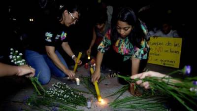 La tragedia de las jóvenes guatemaltecas que perecieron en el incendio conmovió al mundo. Un grupo de mujeres encienden velas en su memoria en una plaza de Tegucigalpa, Honduras.